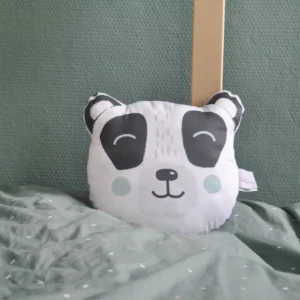 cadeau-naissance-coussin-illustre-panda-eveil-carotteetcie-scaled