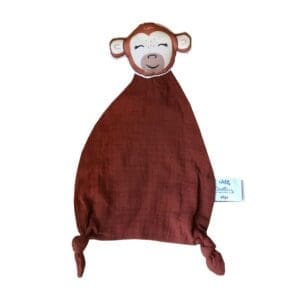 doudou-lange-colore-singe-rouge-terracotta-cadeau-naissance-bebe-carotteetcie.jpg
