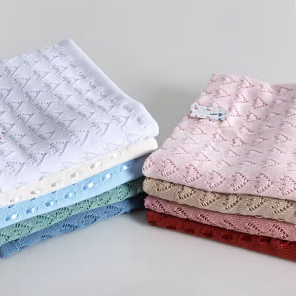 Couverture en forme de cœur en tricot pour bébé