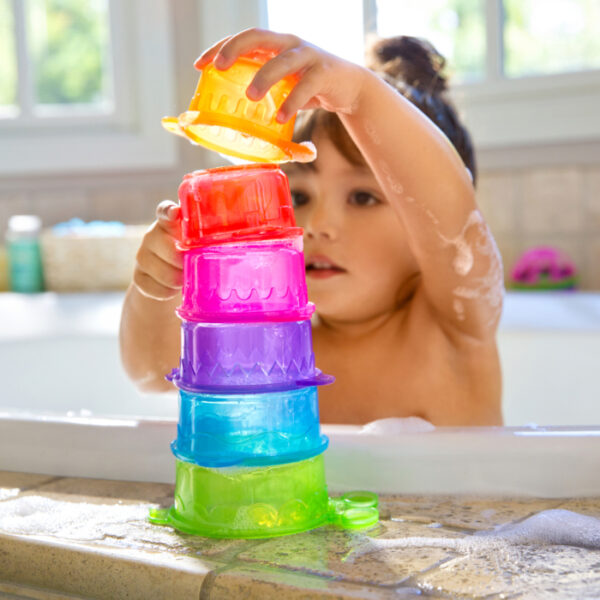 Les enfants aiment verser de l'eau dans la baignoire (et pas seulement dans celle-ci). MUNCHKIN-Chenille empilable Caterpillar Spillers™ de Munchkin